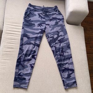 Rails Woman’s Oakland Blue Indigo Camo joggers with pockets Size S